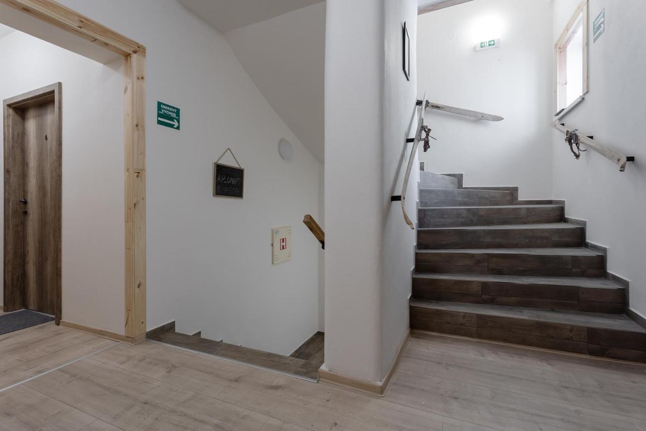 Vlevo Dole Koko Apartment โรกีนีซ นัด ยีเซอโร ภายนอก รูปภาพ